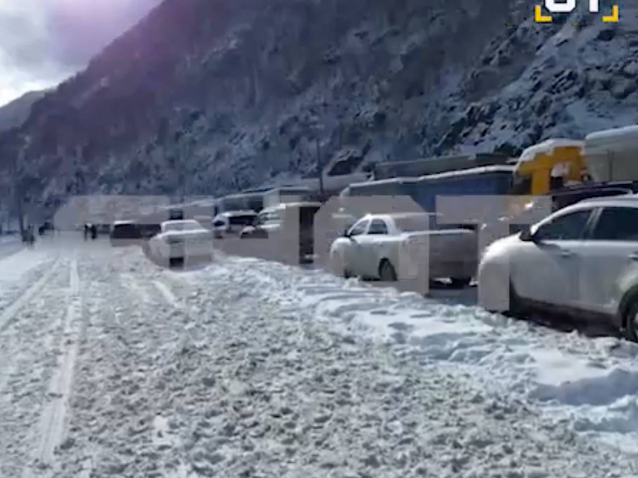 Сотни машин с туристами застряли на границе между Россией и Грузией и попали на видео