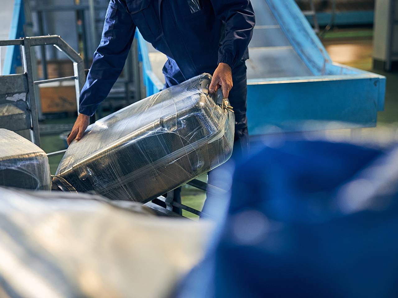 Работник аэропорта чуть не остался в грузовом отсеке самолета и был спасен пассажирами