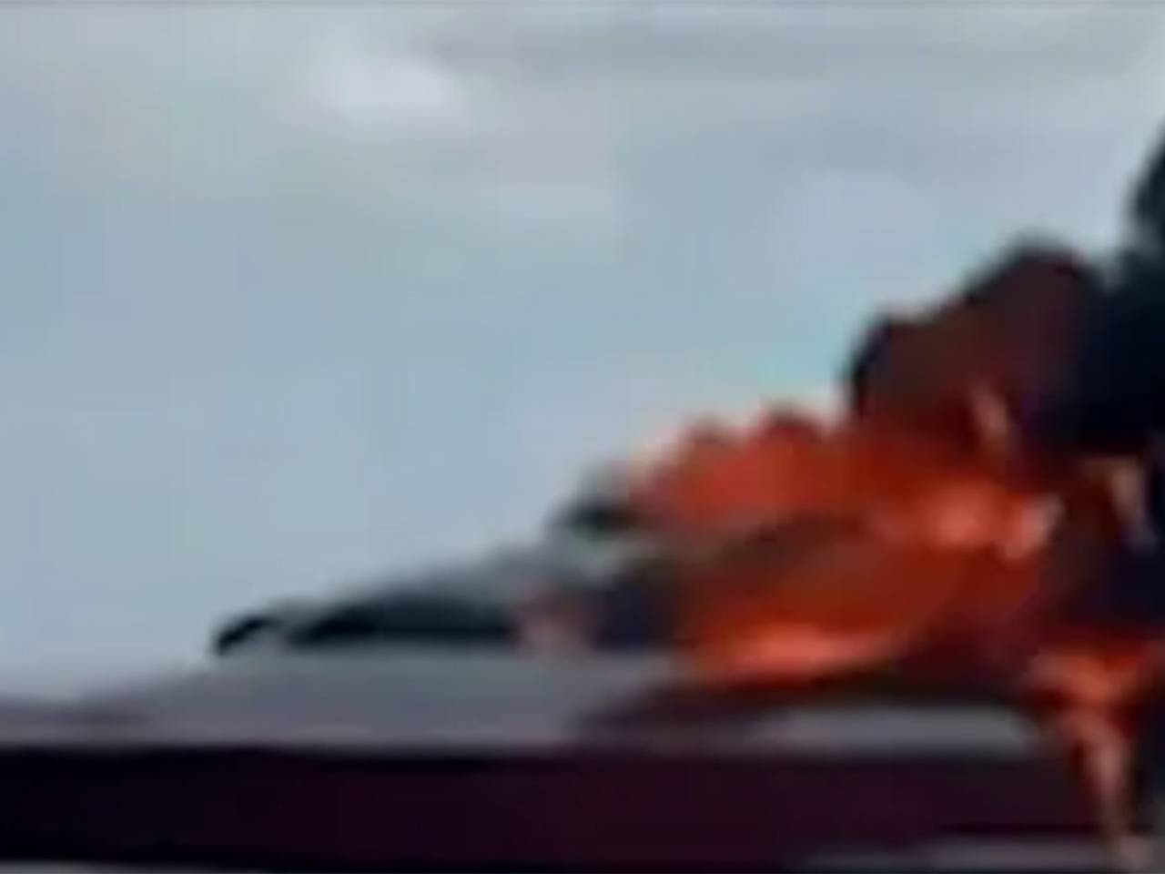 Роскошная яхта загорелась, пошла ко дну и попала на видео