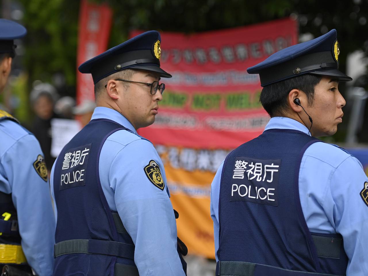 Мигрант спрятался в туалете от полицейского и укусил его за палец в стране Азии