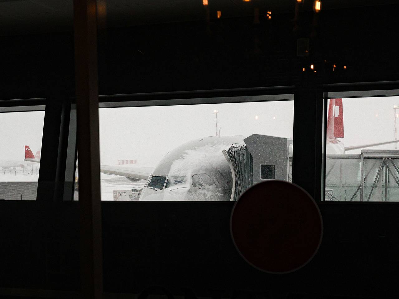 Самолет застрял в сугробе в аэропорту Москвы