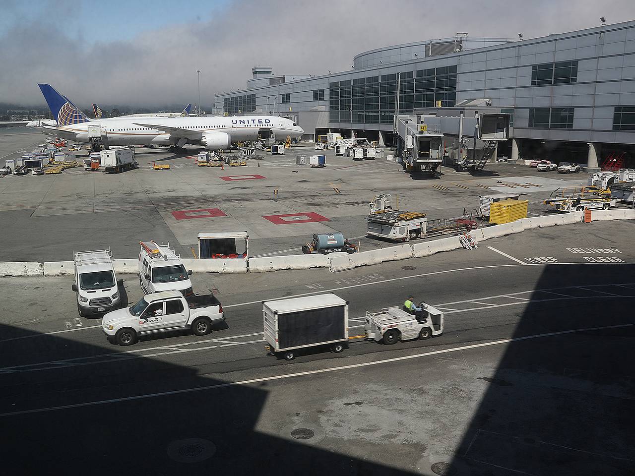 Сотрудника аэропорта раздавило грузовым поддоном во время буксировки