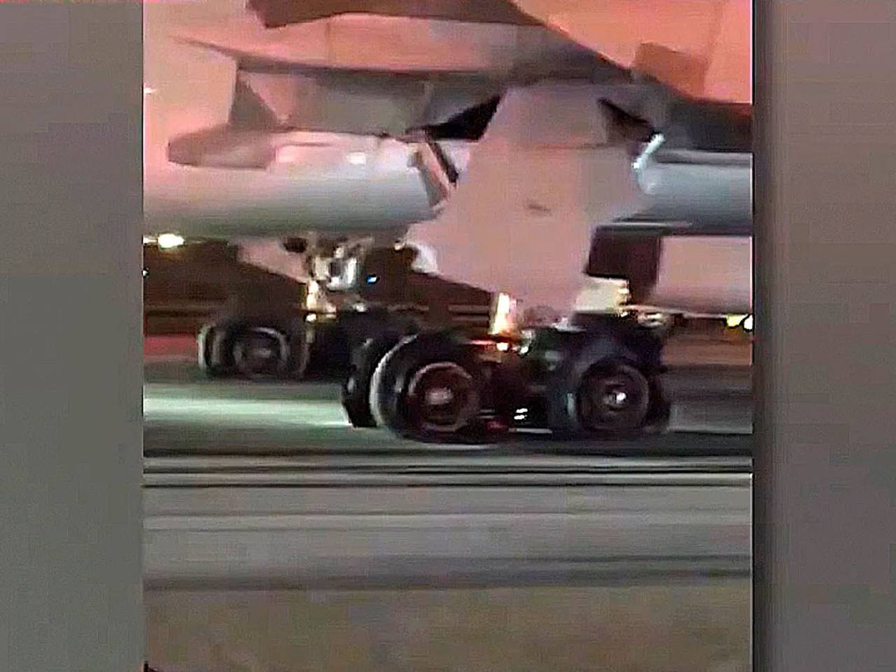 Самолет с 221 пассажиром жестко сел в США и повредил все стойки шасси