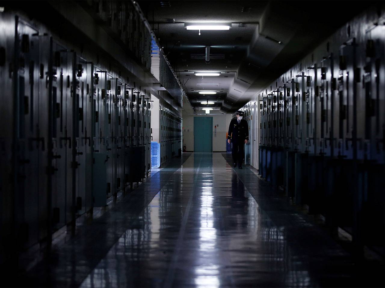 Раскрыта судьба тайно фотографировавшего стюардесс под юбками пассажира