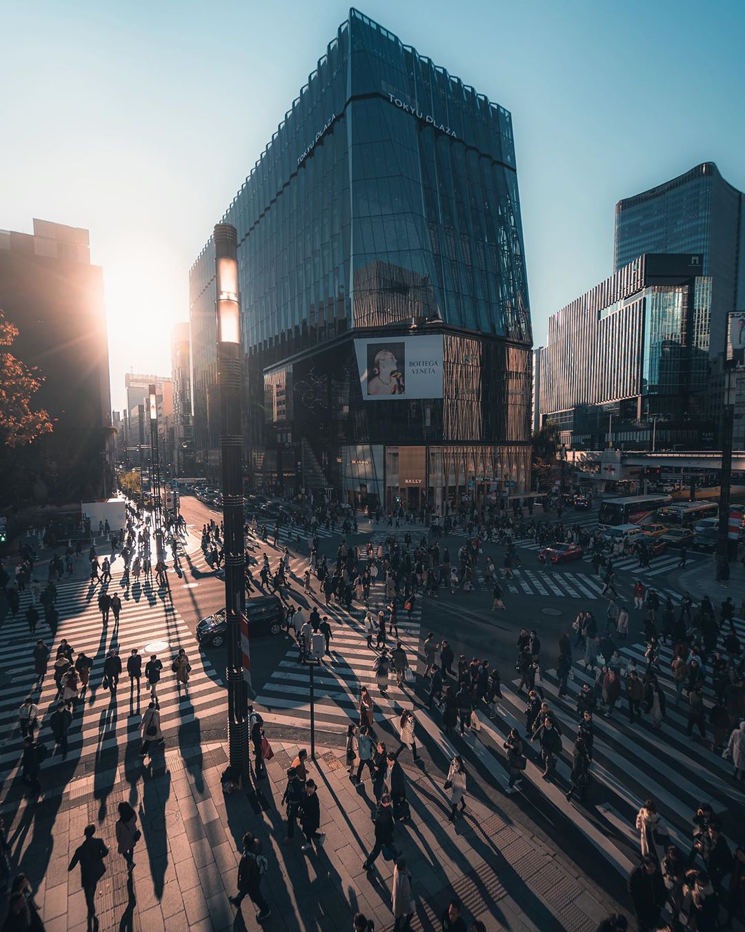 День и ночь японских улиц на снимках Джеймса Такуми Шегуна День и ночь японских улиц на снимках Джеймса Такуми Шегуна
