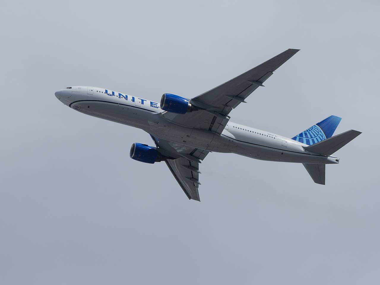 Авиакомпания уволила больного раком сотрудника и поплатилась