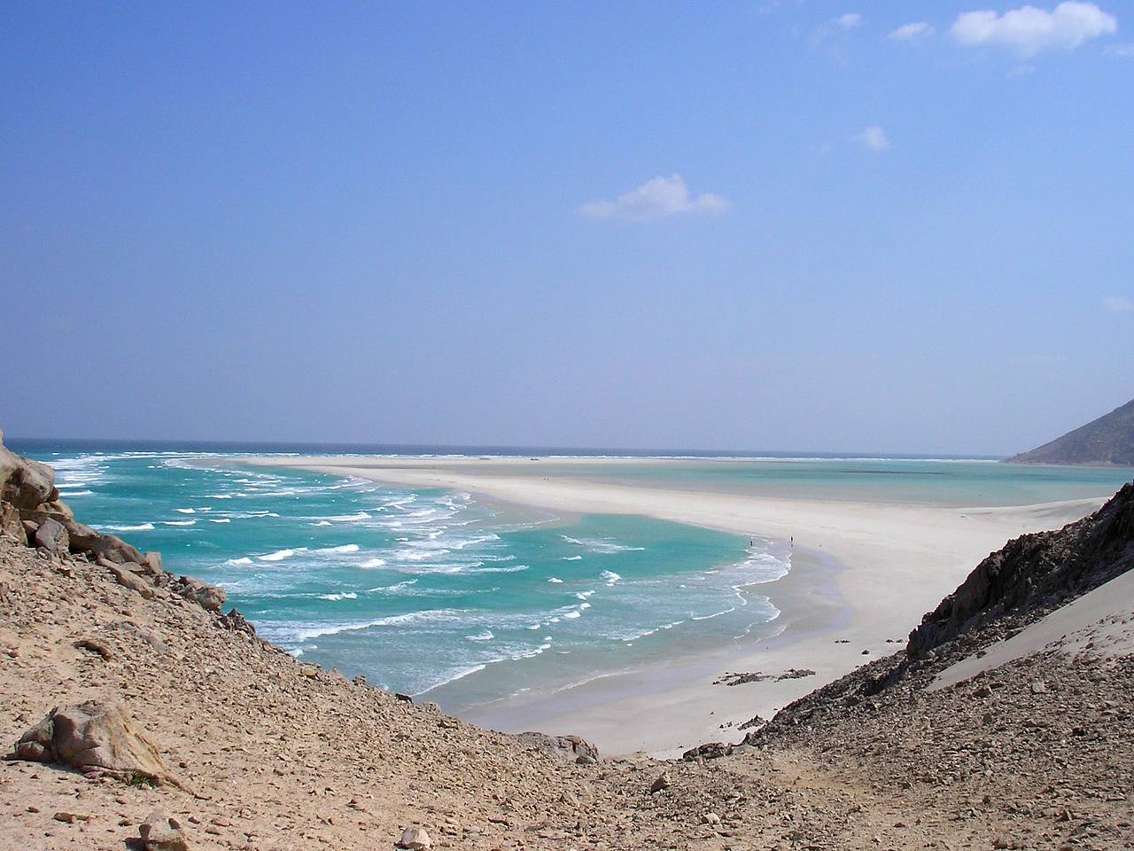 Застрявшие на острове Сокотра россияне попросили Посольство о помощи