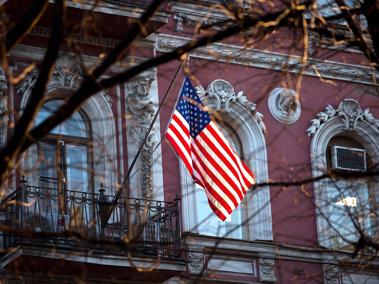 Стали известны подробности о приостановке США выдачи виз для россиян