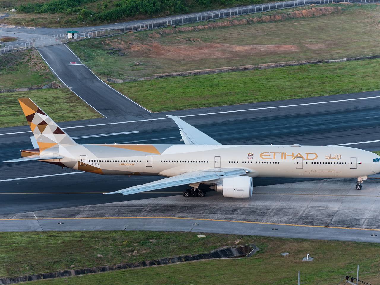 Следовавший в Таиланд самолет попал в турбулентность и вызвал панику на земле