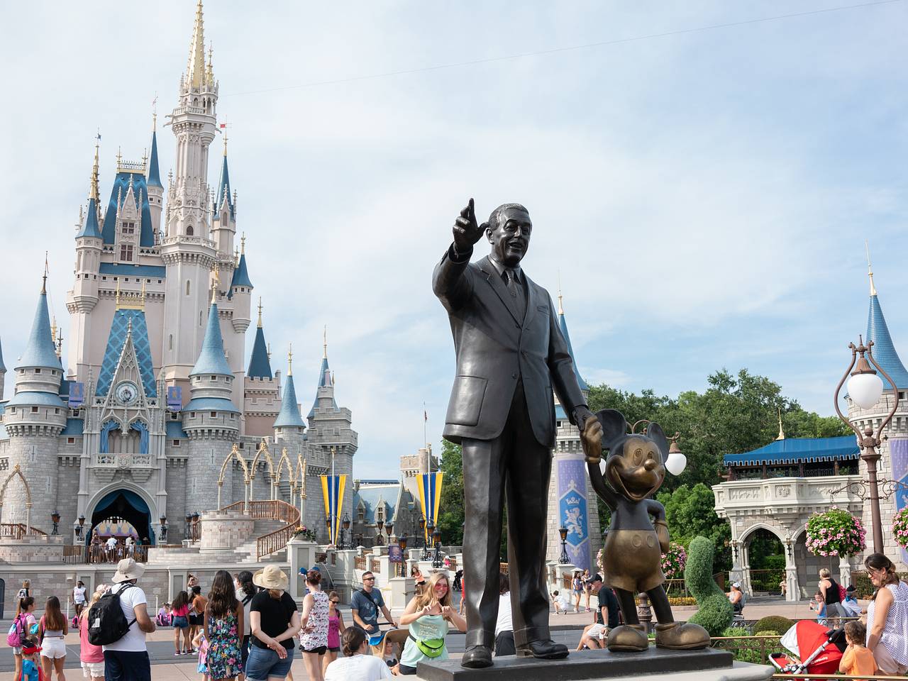 Мужчина открыл огонь по туристам возле Диснейленда