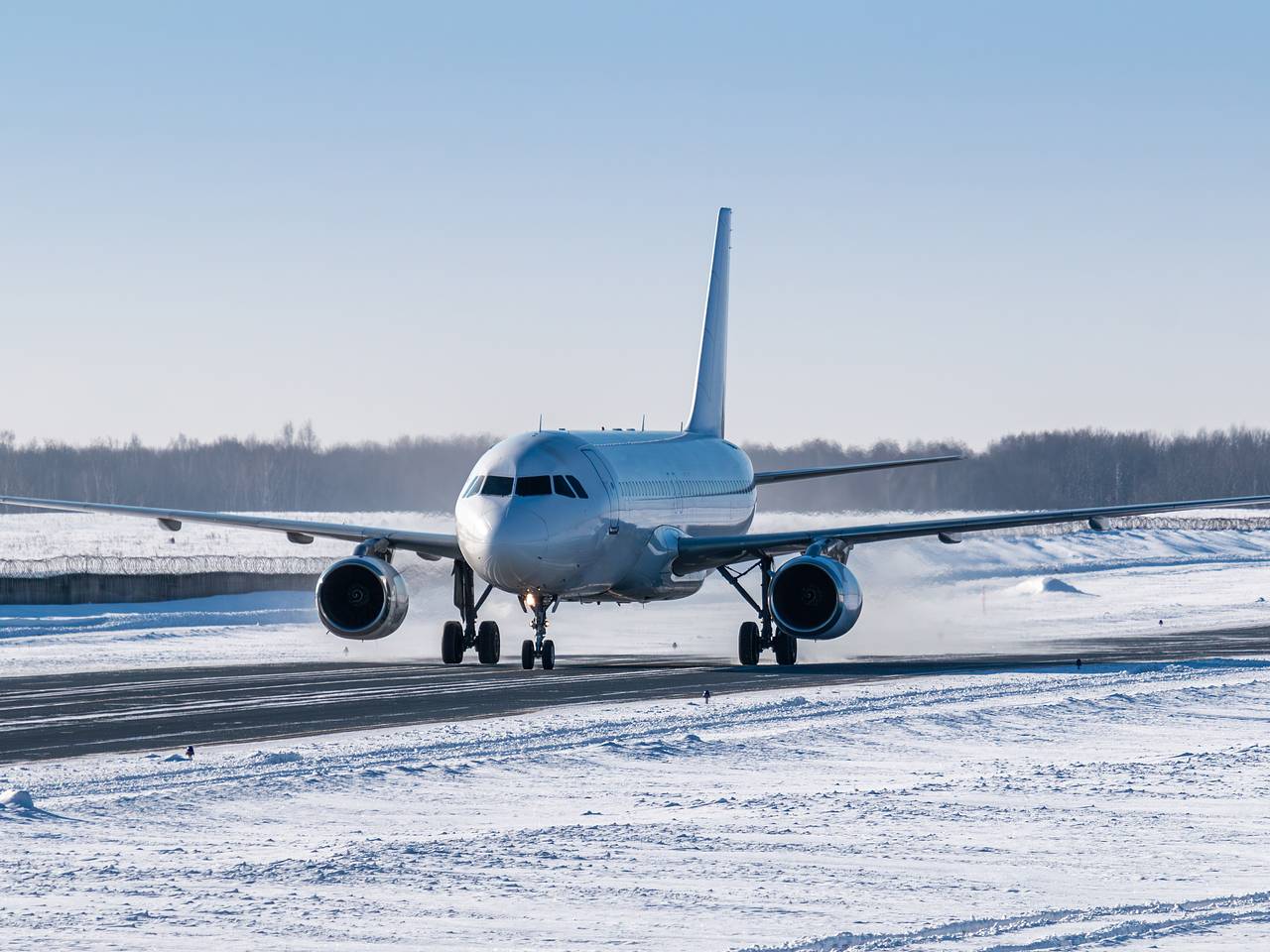 Шасси самолета задымились после приземления в аэропорту Европы