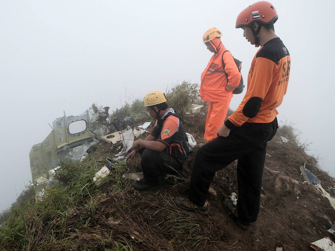 Девять пассажиров самолета пропали без вести после авиакатастрофы в горах