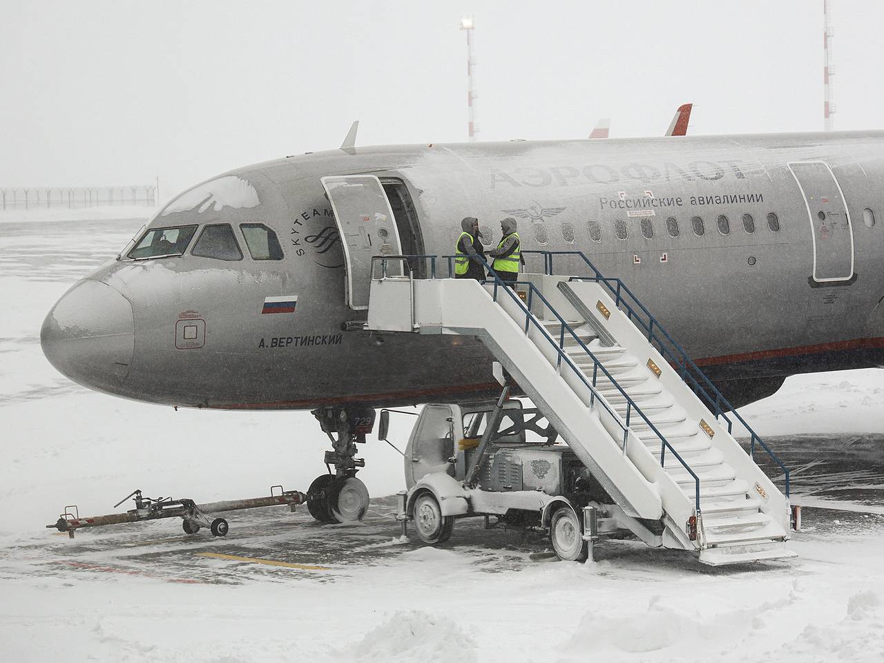 Сильный снегопад парализовал работу аэропорта Краснодара