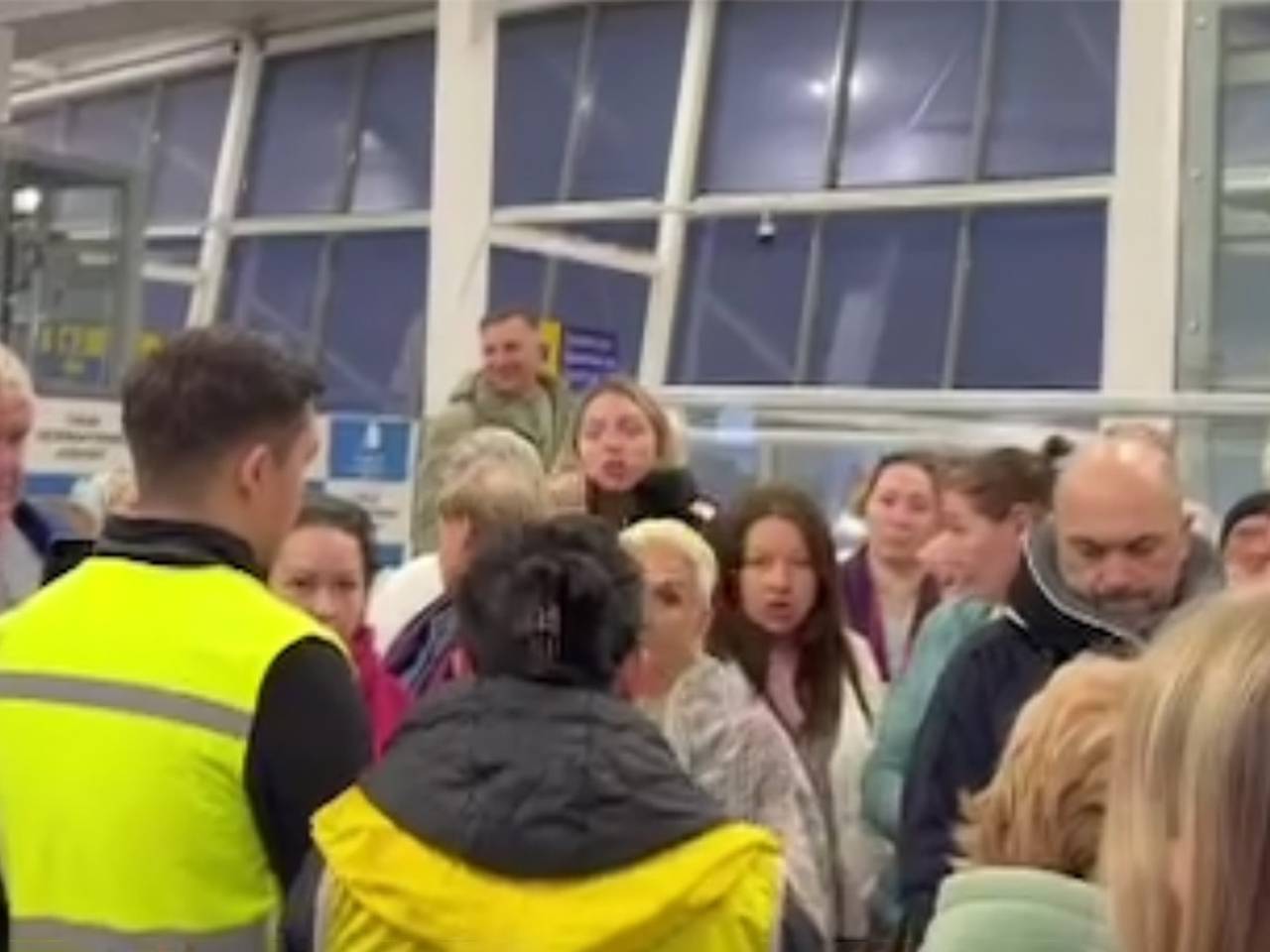 Россияне на 18 часов застряли в заграничном аэропорту и попали на видео
