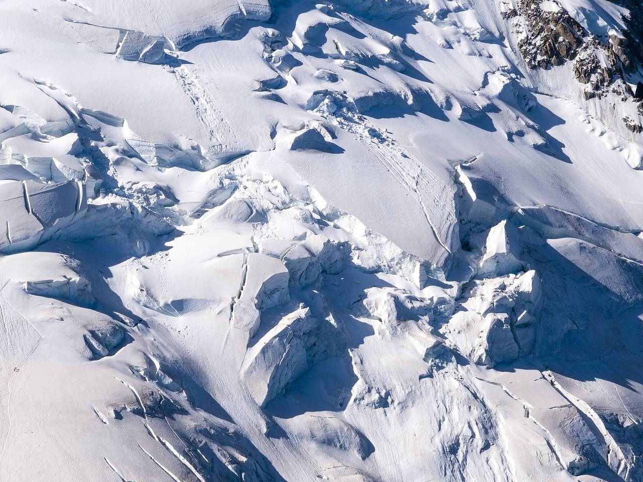 Турист отправился кататься на лыжах в Европу и был погребен под снежной лавиной