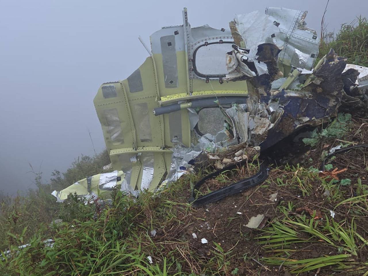 Пропавший с радаров самолет нашли на вершине горы