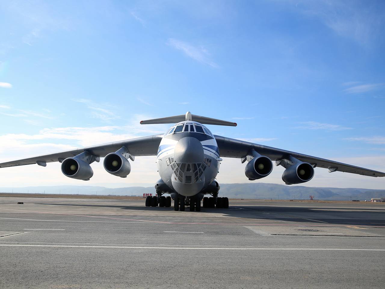 Пассажирский самолет выкатился за пределы посадочной полосы в российском городе