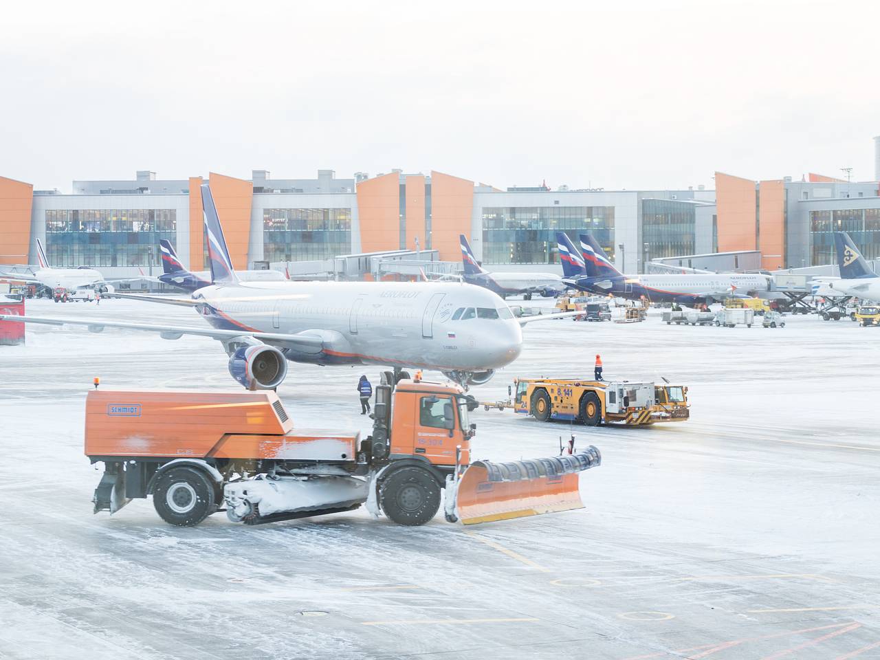 Раскрыты подробности о работе аэропорта в Москве на фоне непогоды и массовой отмены рейсов