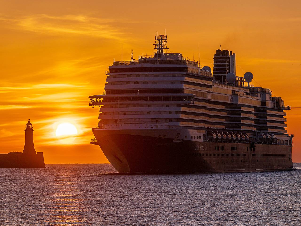 Пассажирка круизного лайнера упала за борт в новогодний день и пропала без вести