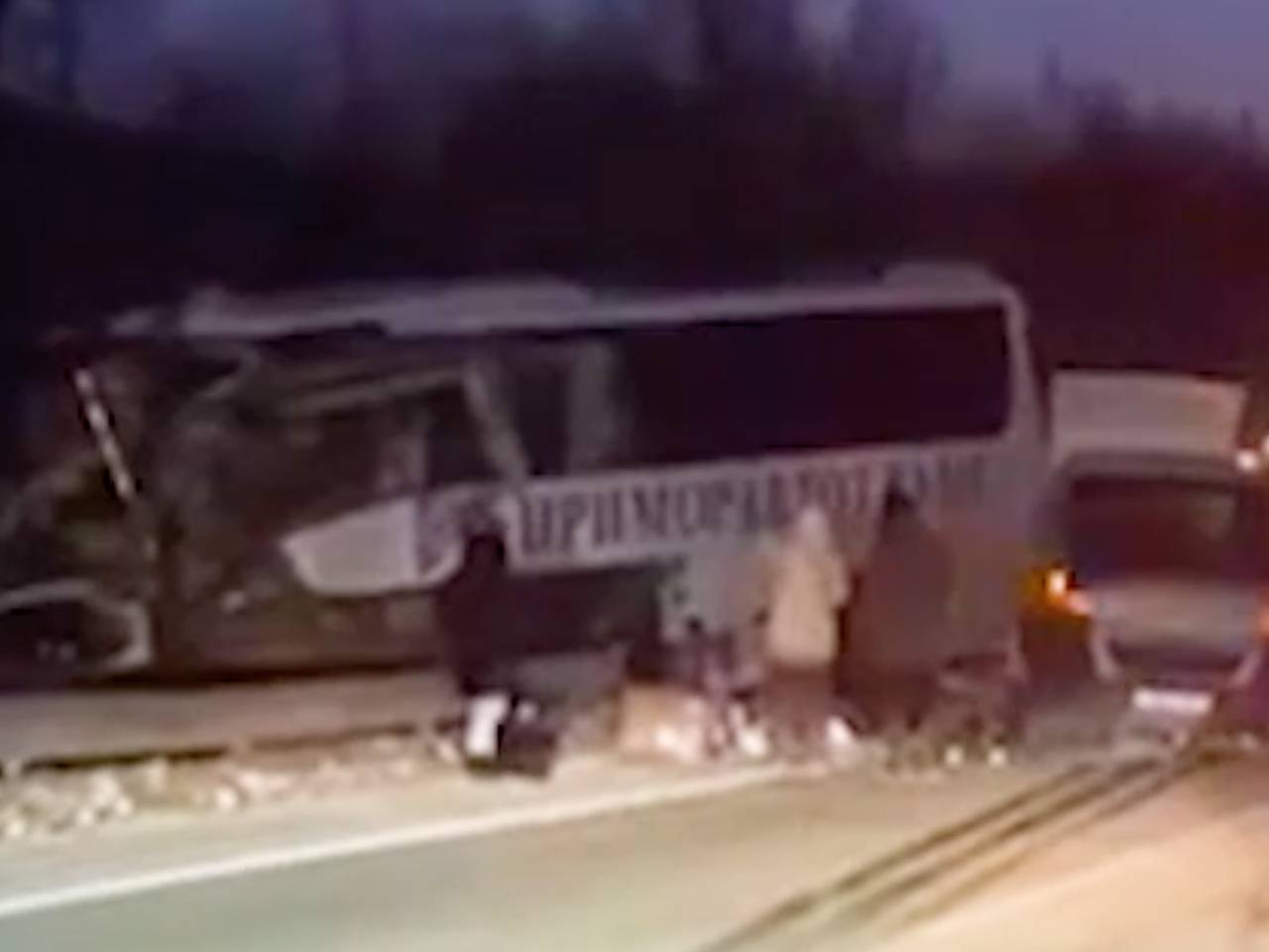 Появилось видео с места ДТП с туристическим автобусом в Приморье