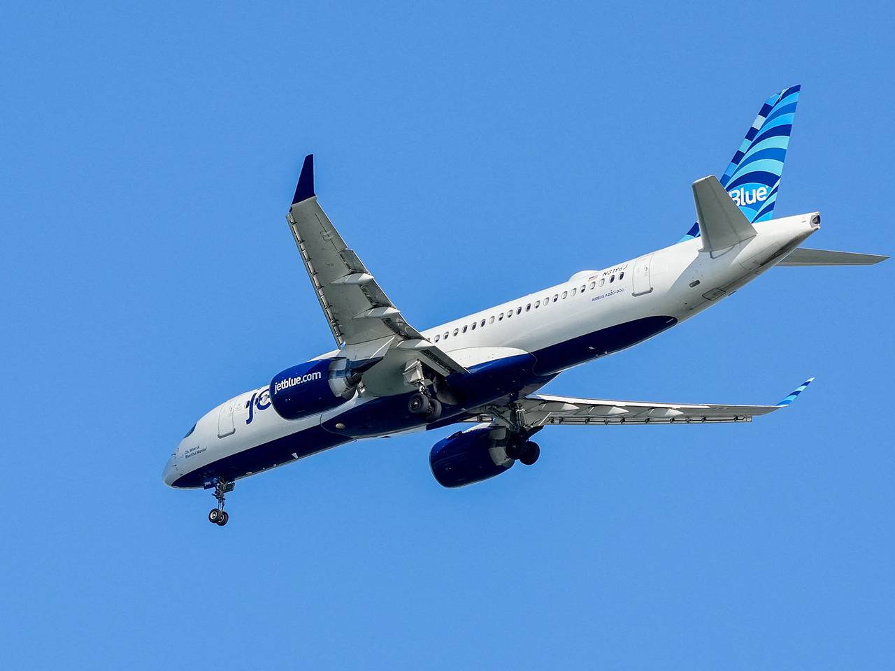 Двигатель самолета с 180 пассажирами на борту отказал после громкого хлопка