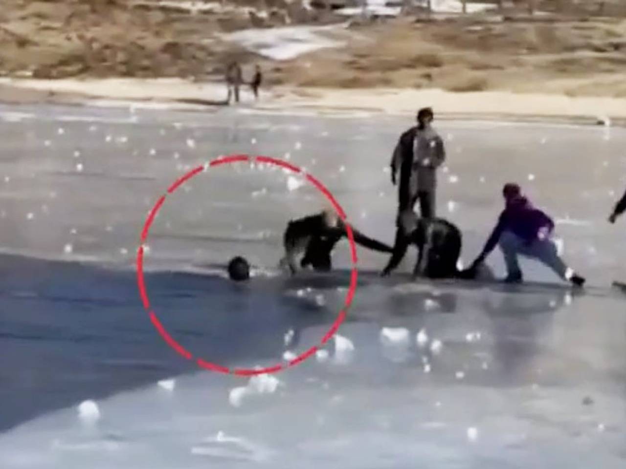 Турист провалился под лед на замерзшем озере и был найден бездыханным