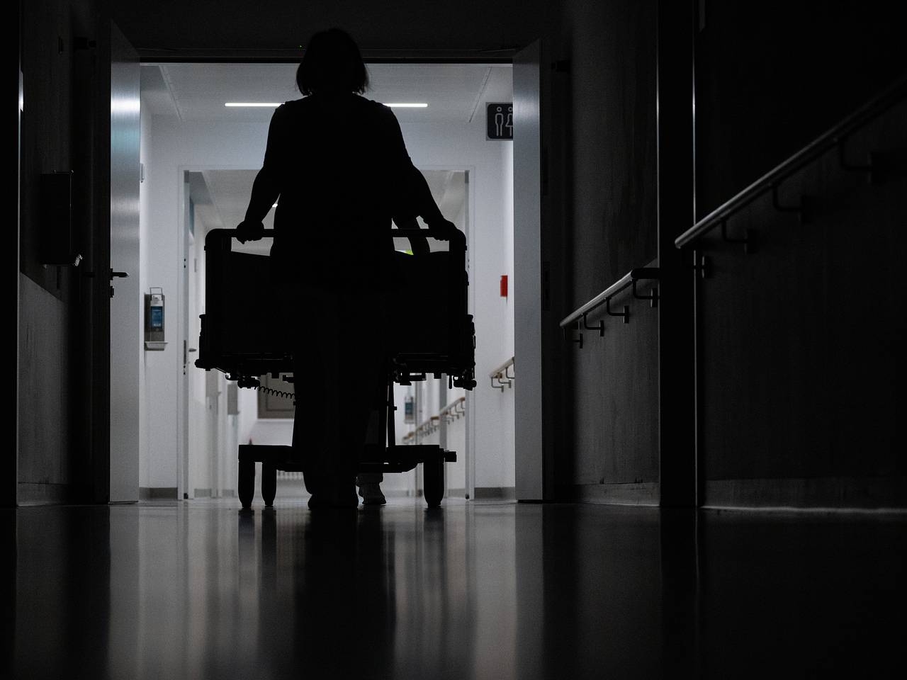 Женщина угодила в больницу с почерневшей ногой после встречи с медузой на пляже