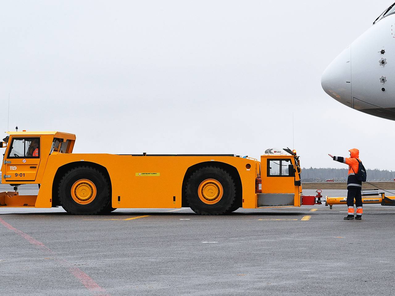 Тягач врезался в бизнес-джет в российском аэропорту и едва не сорвал матч хоккейного клуба