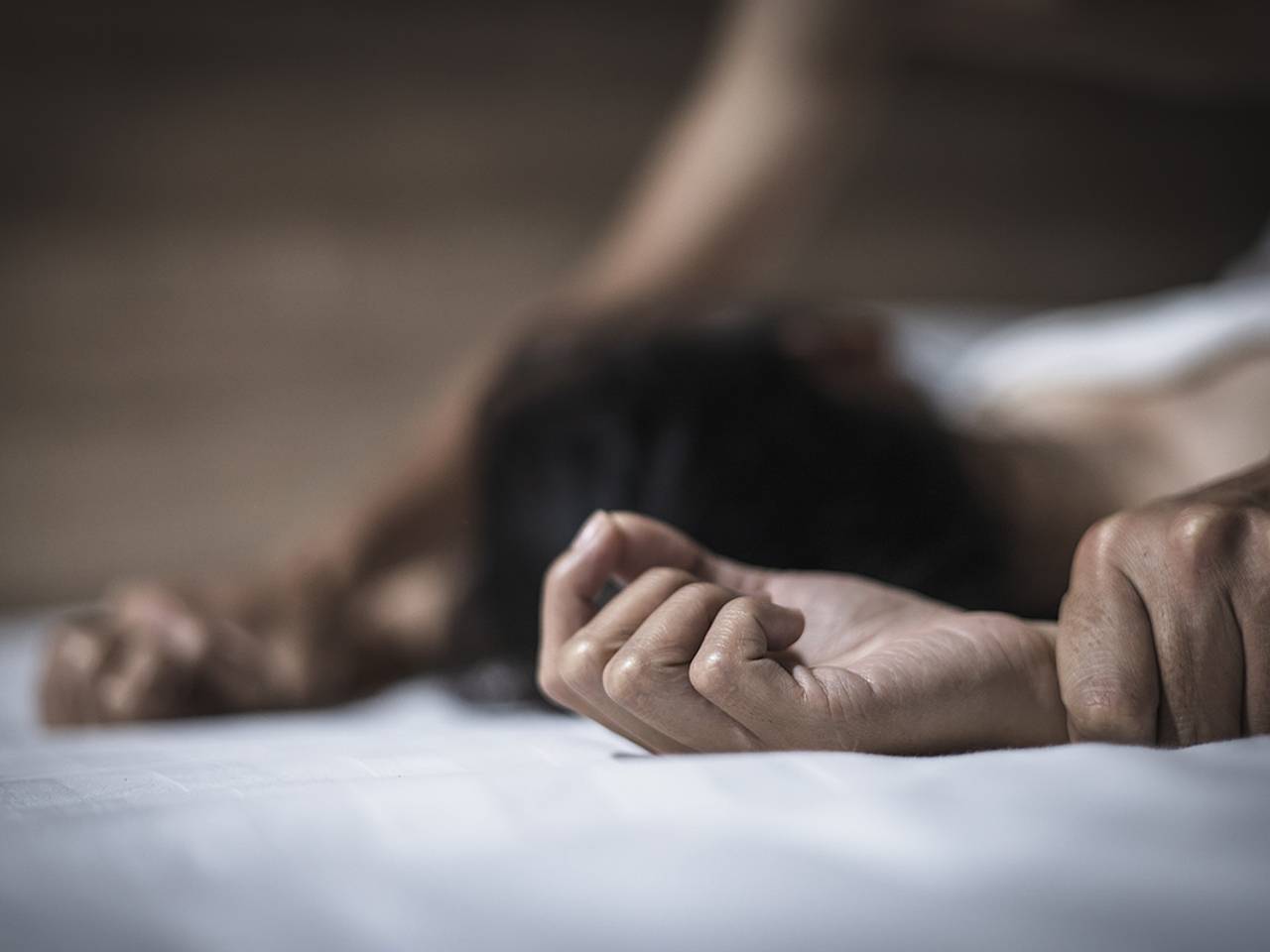 Беженец изнасиловал сотрудницу отеля в Европе