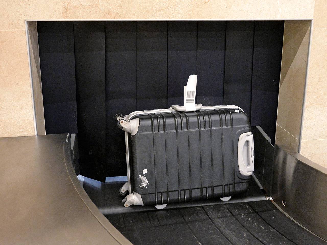 Багаж прилетевших домой россиян на 12 дней застрял в другой стране