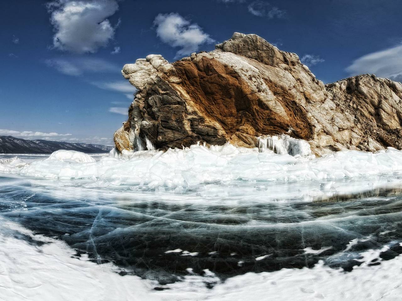 Китайские туристы провалились под лед на Байкале и не выжили