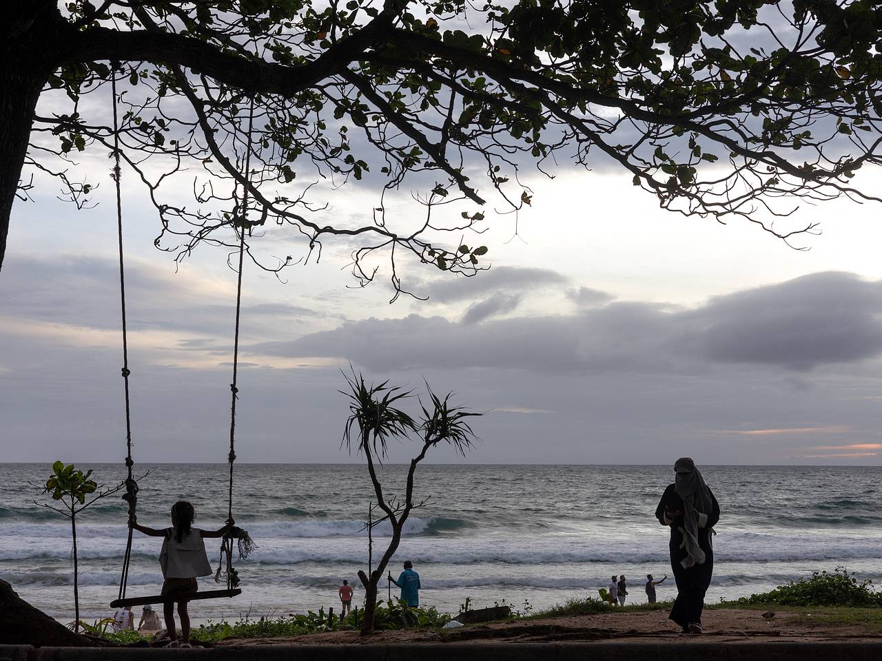 Российский турист решил покататься по пляжу Таиланда на машине и застрял в песке