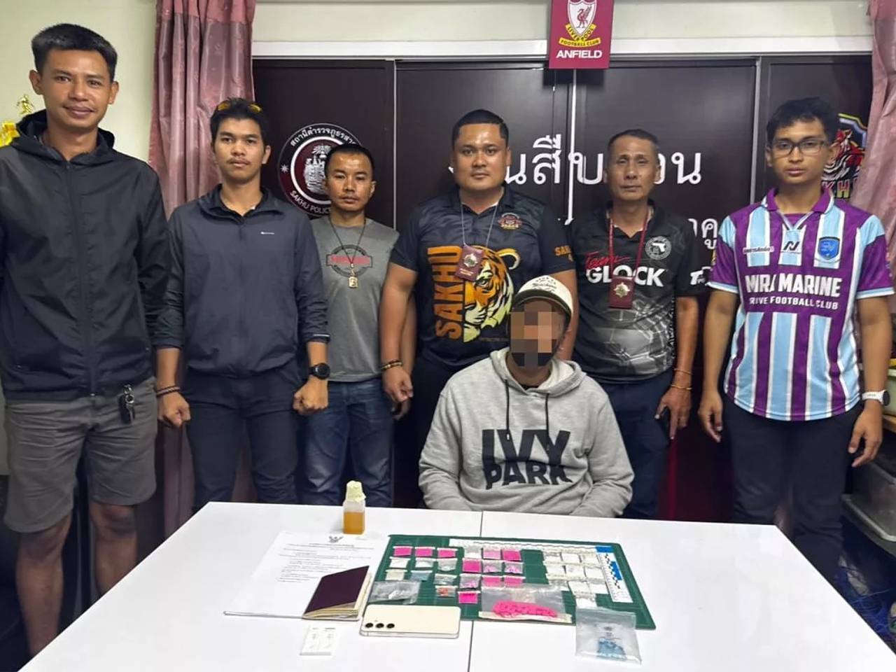 10 пакетиков кокаина случайно вывалились из брюк пассажира в аэропорту Таиланда