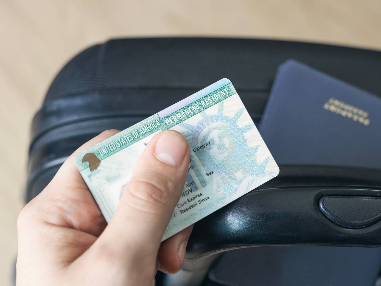 США приостановили программу розыгрыша грин-карт