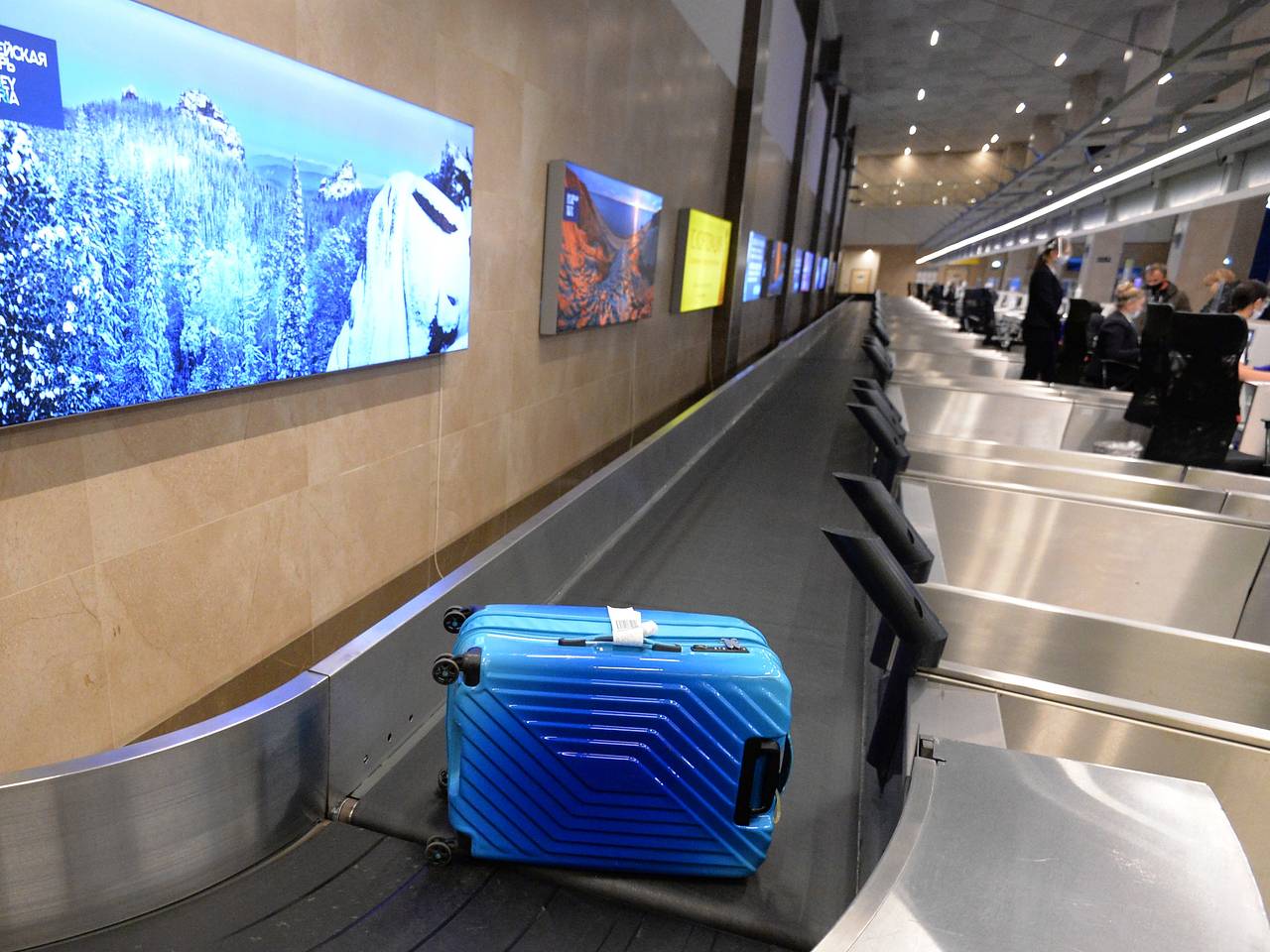 Сотни пассажиров застряли в российском аэропорту на сутки