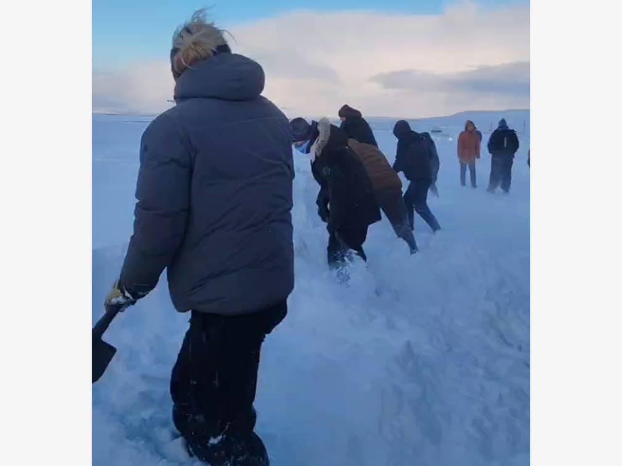 Китайские туристы взялись за лопаты для расчистки снега в России и попали на видео