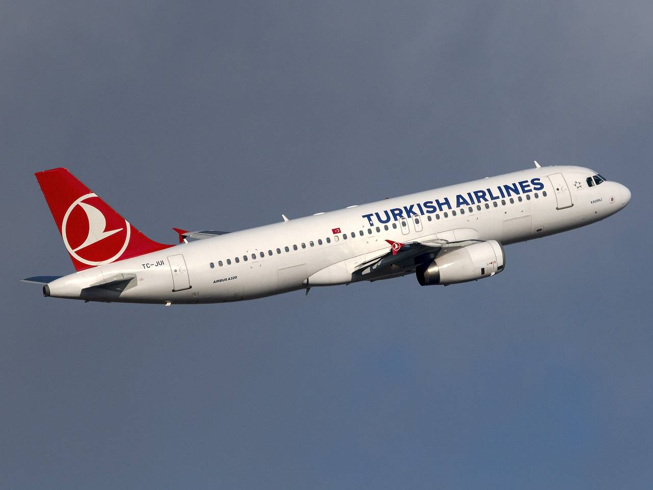 Двигатель самолета с 225 пассажирами загорелся сразу после взлета