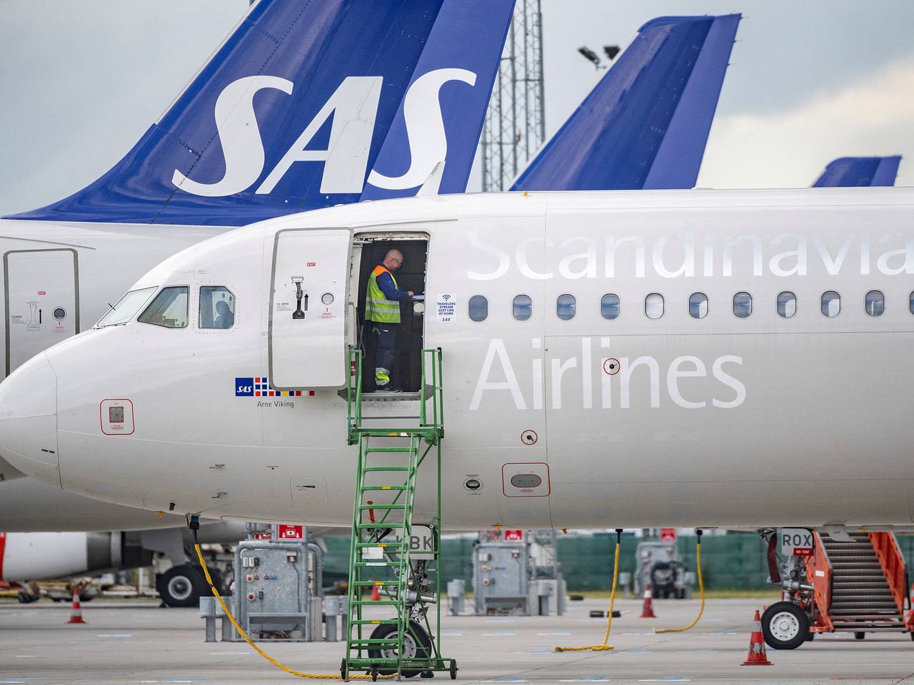 Пилоты пассажирского самолета перепутали дорожку со взлетной полосой и едва не разбились