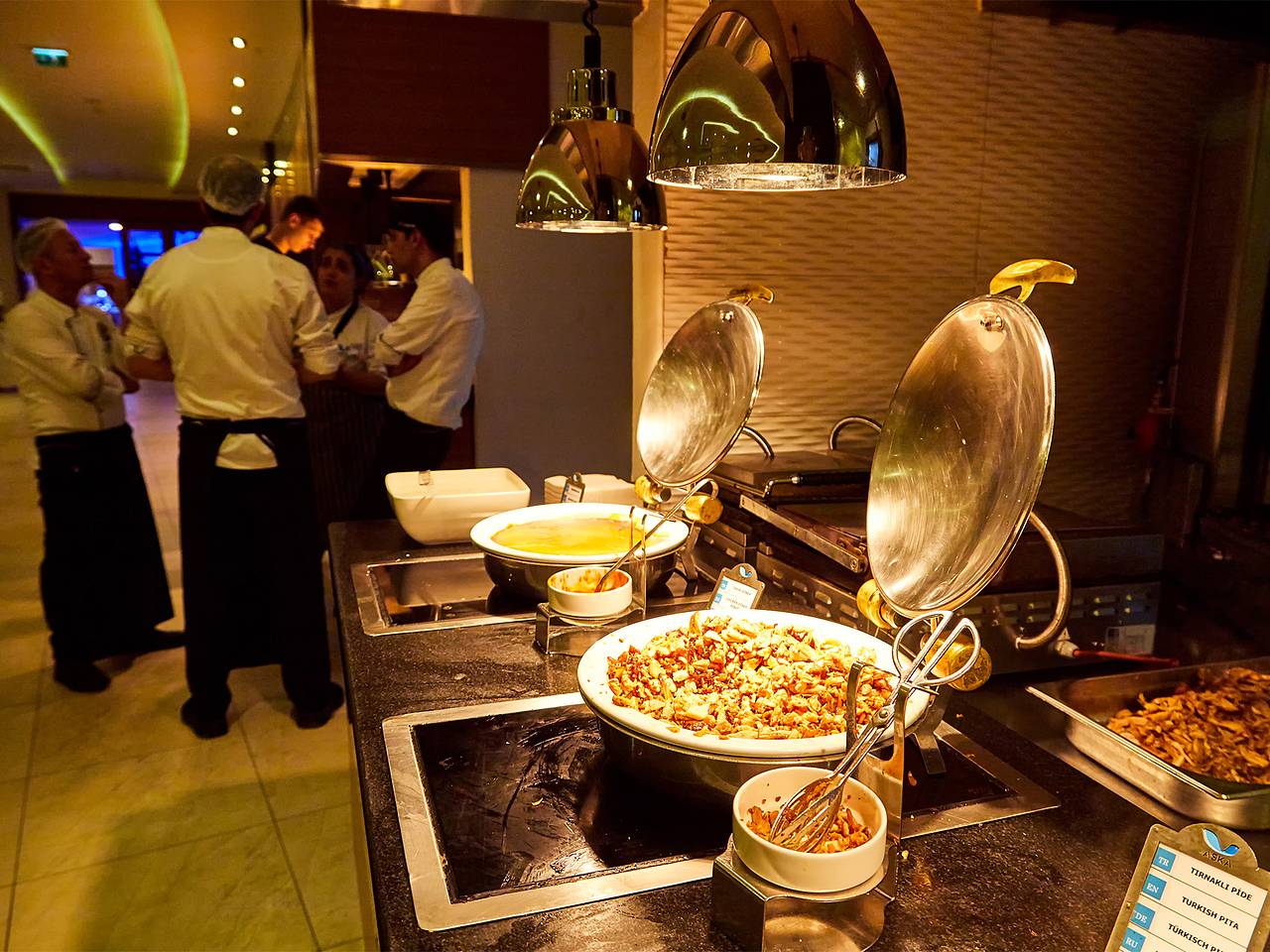 Россиянка предостерегла туристов от семи блюд на шведском столе в отелях Египта