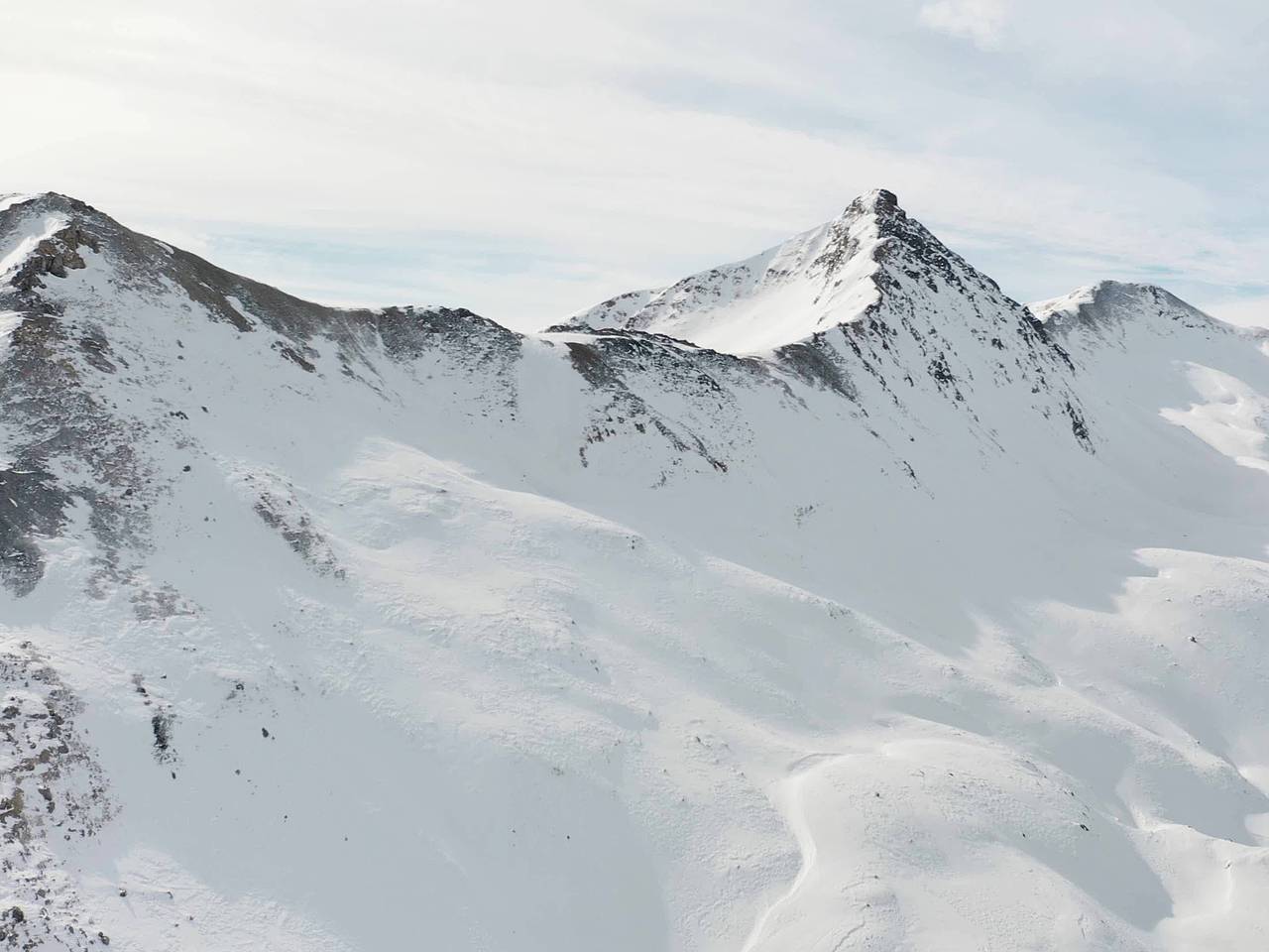 Пенсионер замерз насмерть во время спуска с горы в Европе