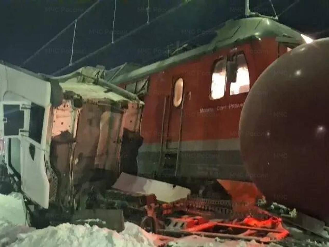 Пассажирский поезд Ульяновск &mdash; Москва столкнулся с бензовозом