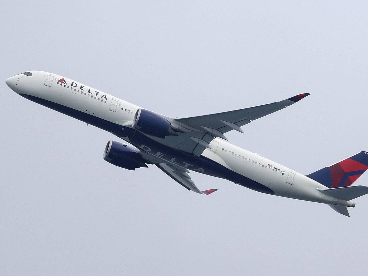 Самолет со 136 пассажирами на борту вернулся в аэропорт из-за дыма в двигателе