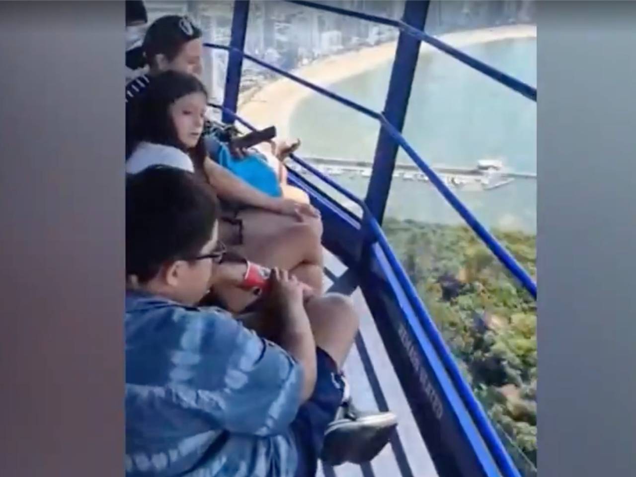 Десятки туристов повисли в воздухе на сломанном аттракционе и попали на видео