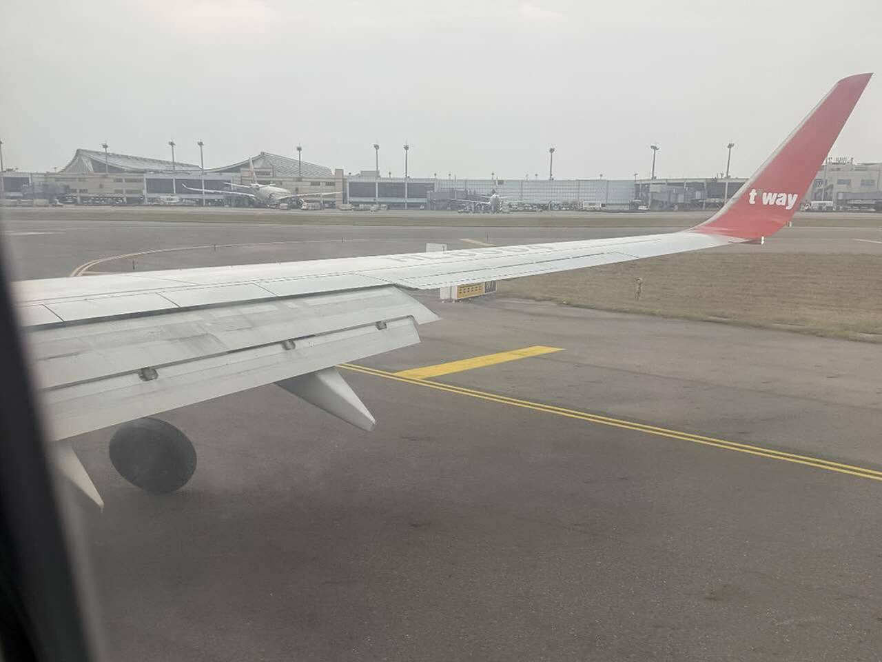 Экипаж пассажирского самолета трижды подал сигнал бедствия перед аварийной посадкой