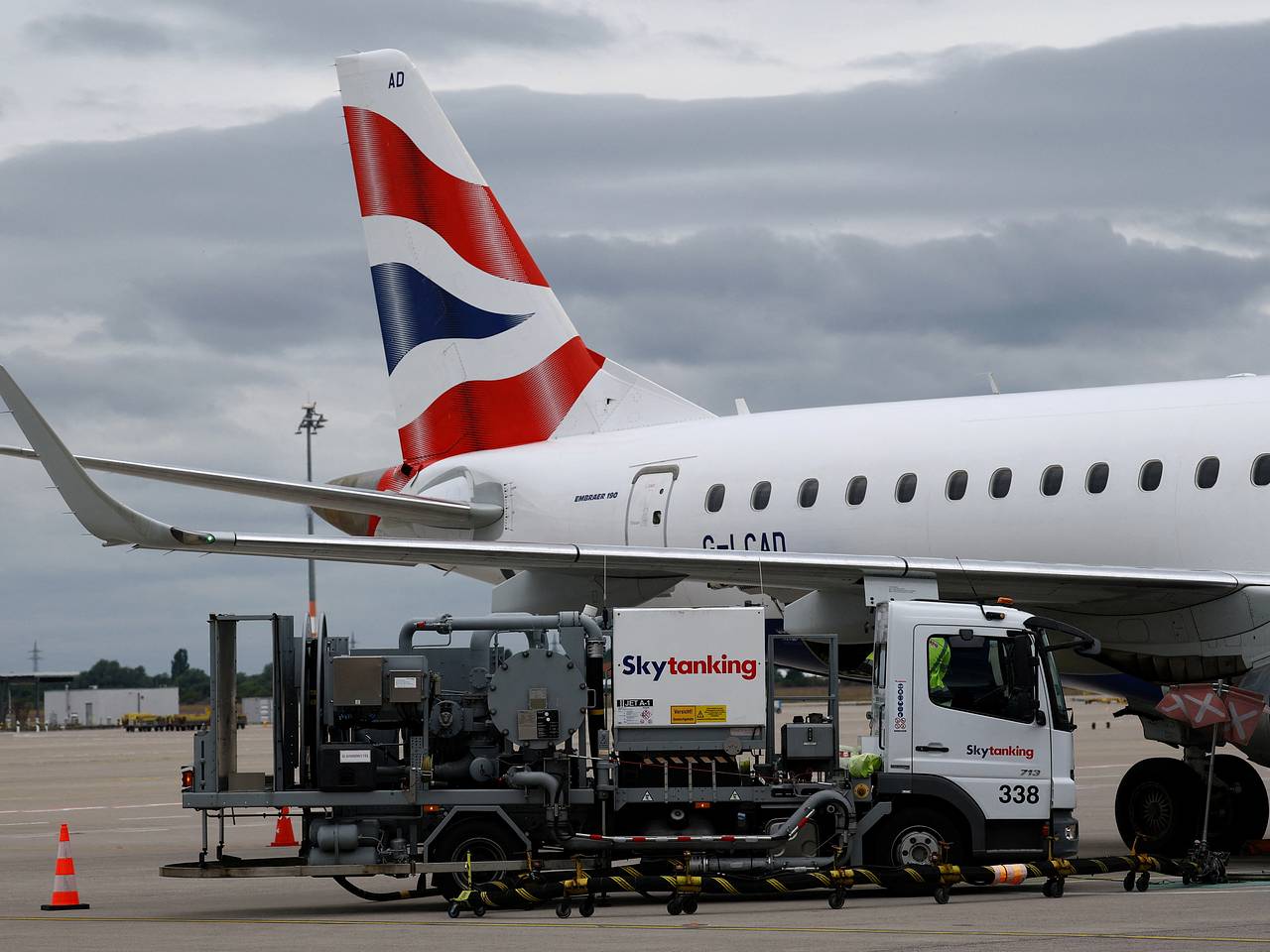 Стюардессу госпитализировали после рейса из-за токсичных испарений на борту