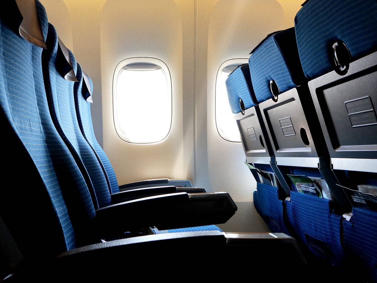 Мужчина притворился спящим и попытался ощупать попутчицу в самолете