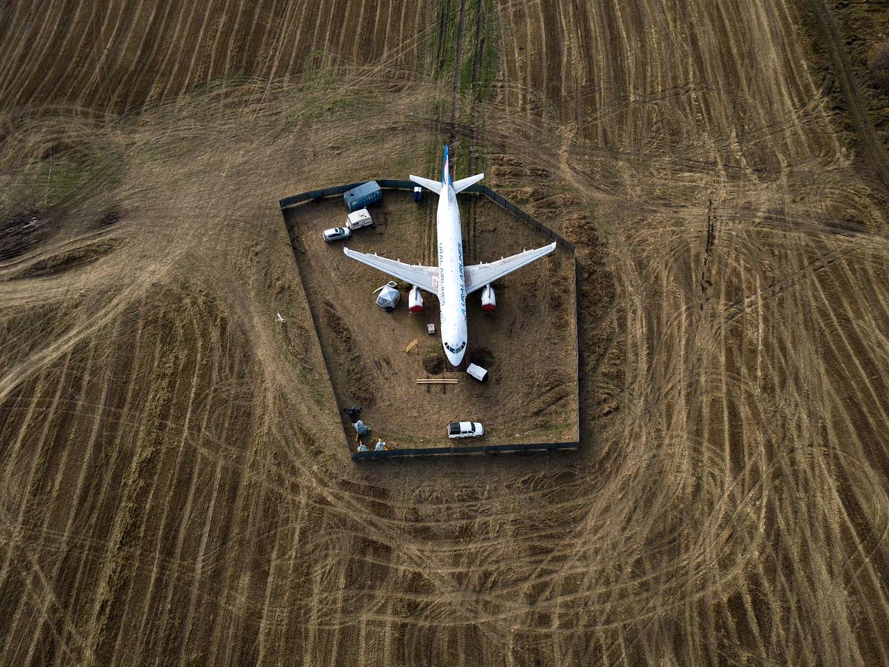 Посадившему самолет в поле российскому пилоту предложили работу в Азии