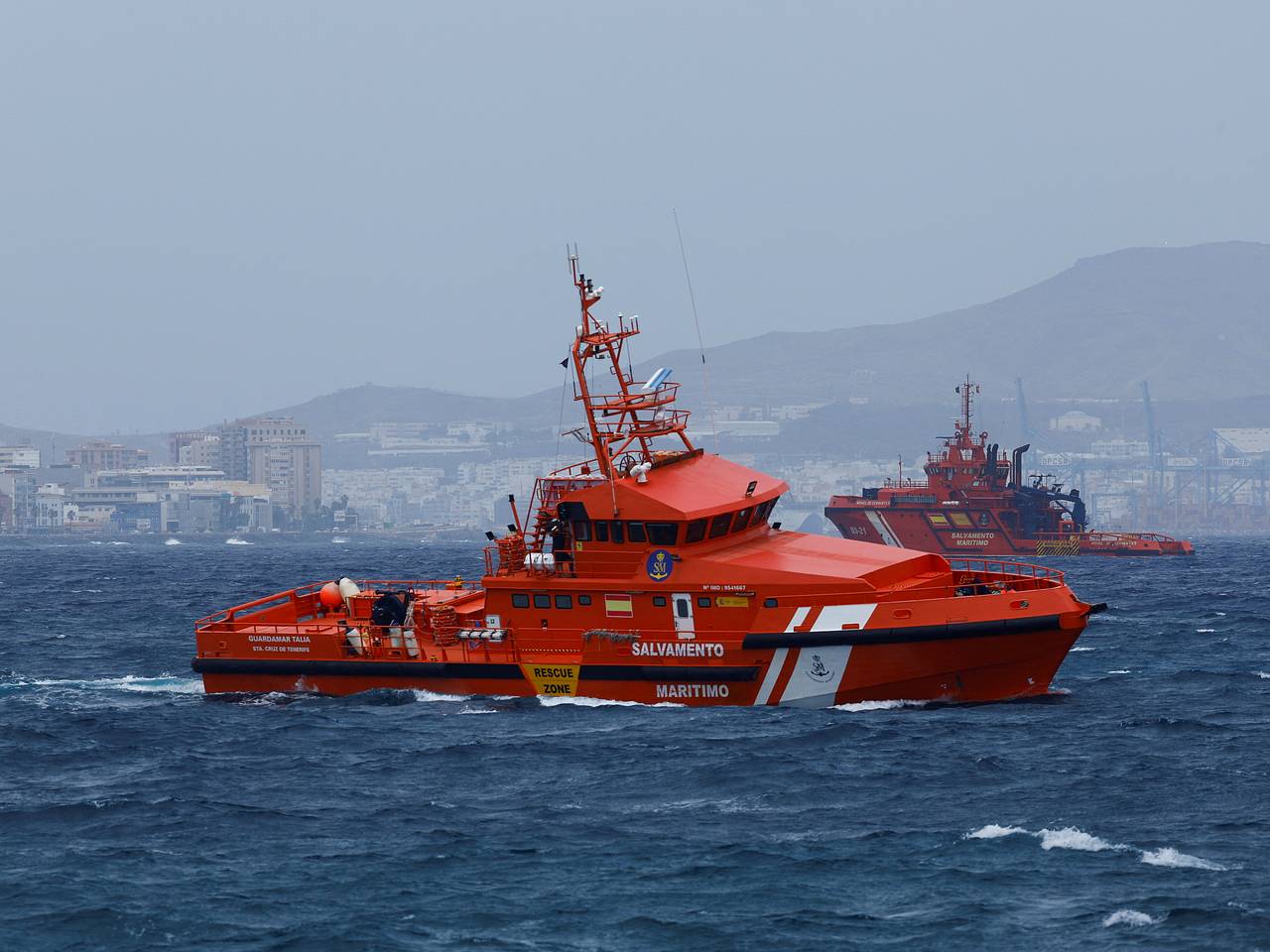 Летавший с группой на парапланах турист рухнул в море и пропал без вести