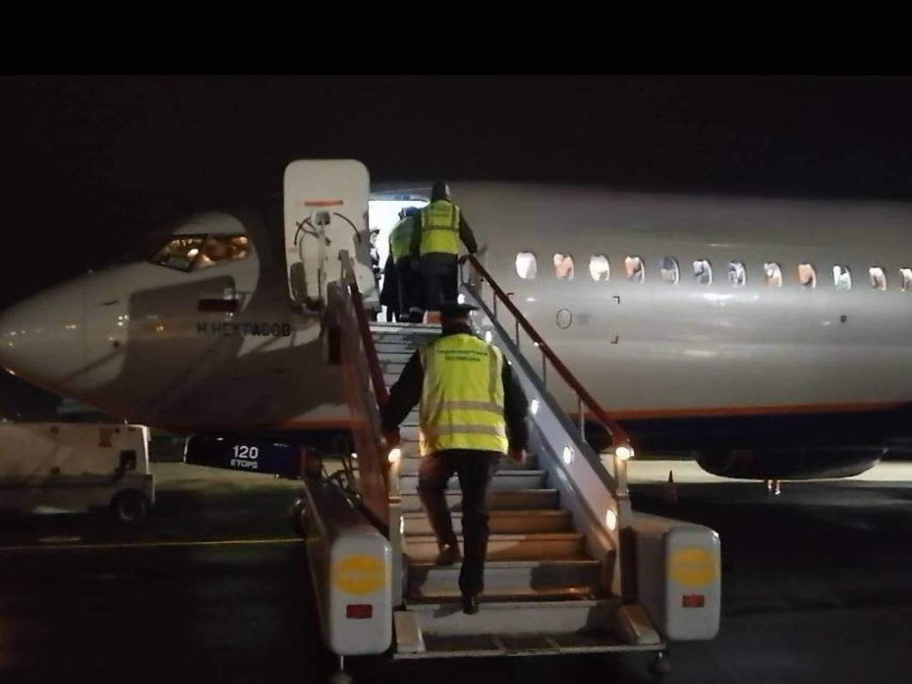 Пьяный россиянин устроил дебош в самолете и вместо Таиланда оказался в полиции