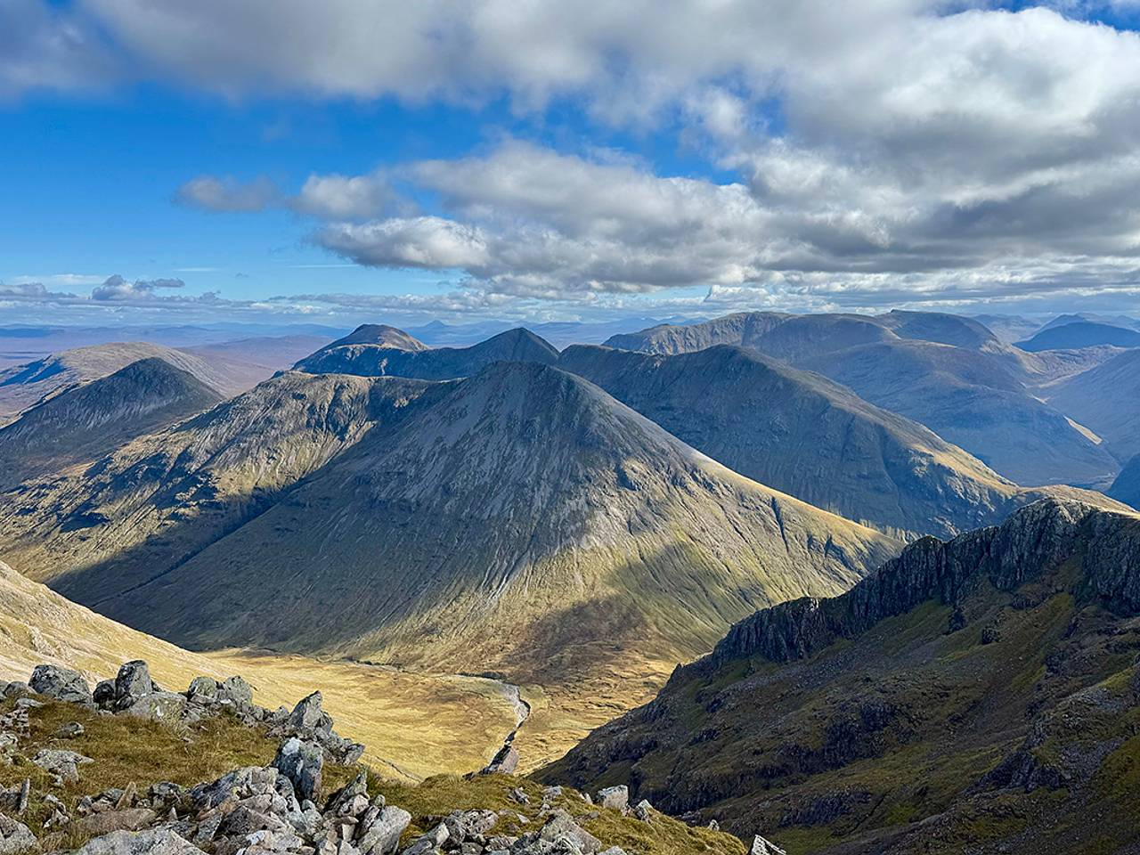 12-летний мальчик выжил после падения с горы со своим отцом и замерз насмерть